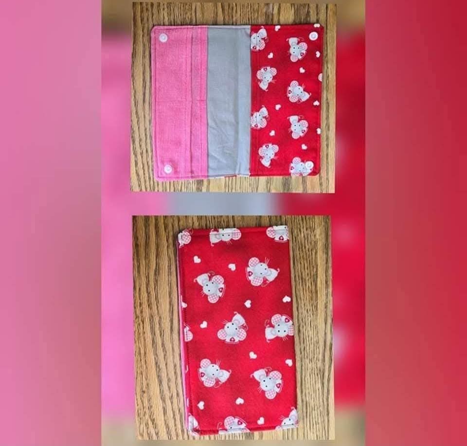 Souris infirmière protège carnet de santé