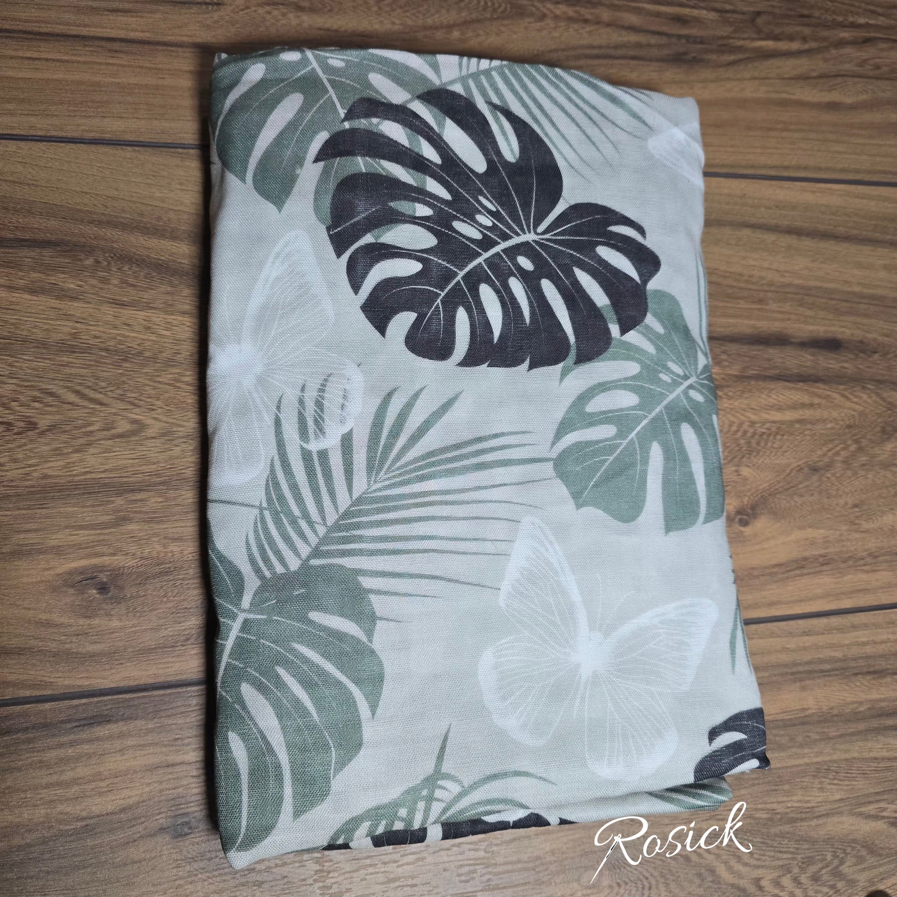 Feuille monstera et papillon